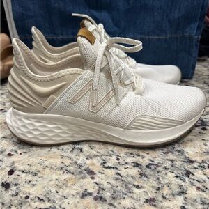 WOMENS FRESH FOAM ROAV RUNNING SHOE
Size 10